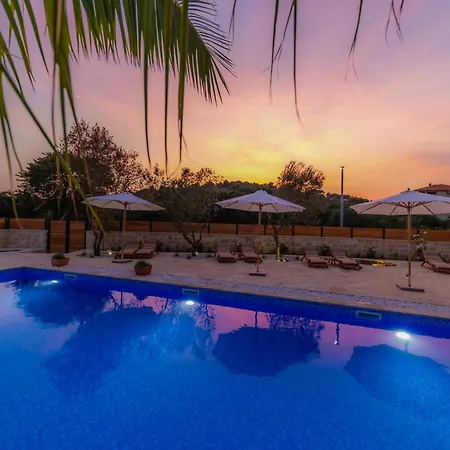 Luxurious Penthouse With A Swimming Pool Near Slanica Id 114