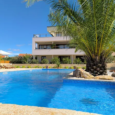 Luxurious Penthouse With A Swimming Pool Near Slanica Id 114