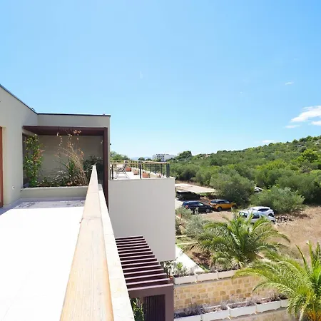 Exceptional Penthouse With Swimming Pool- Location * 穆泰尔岛